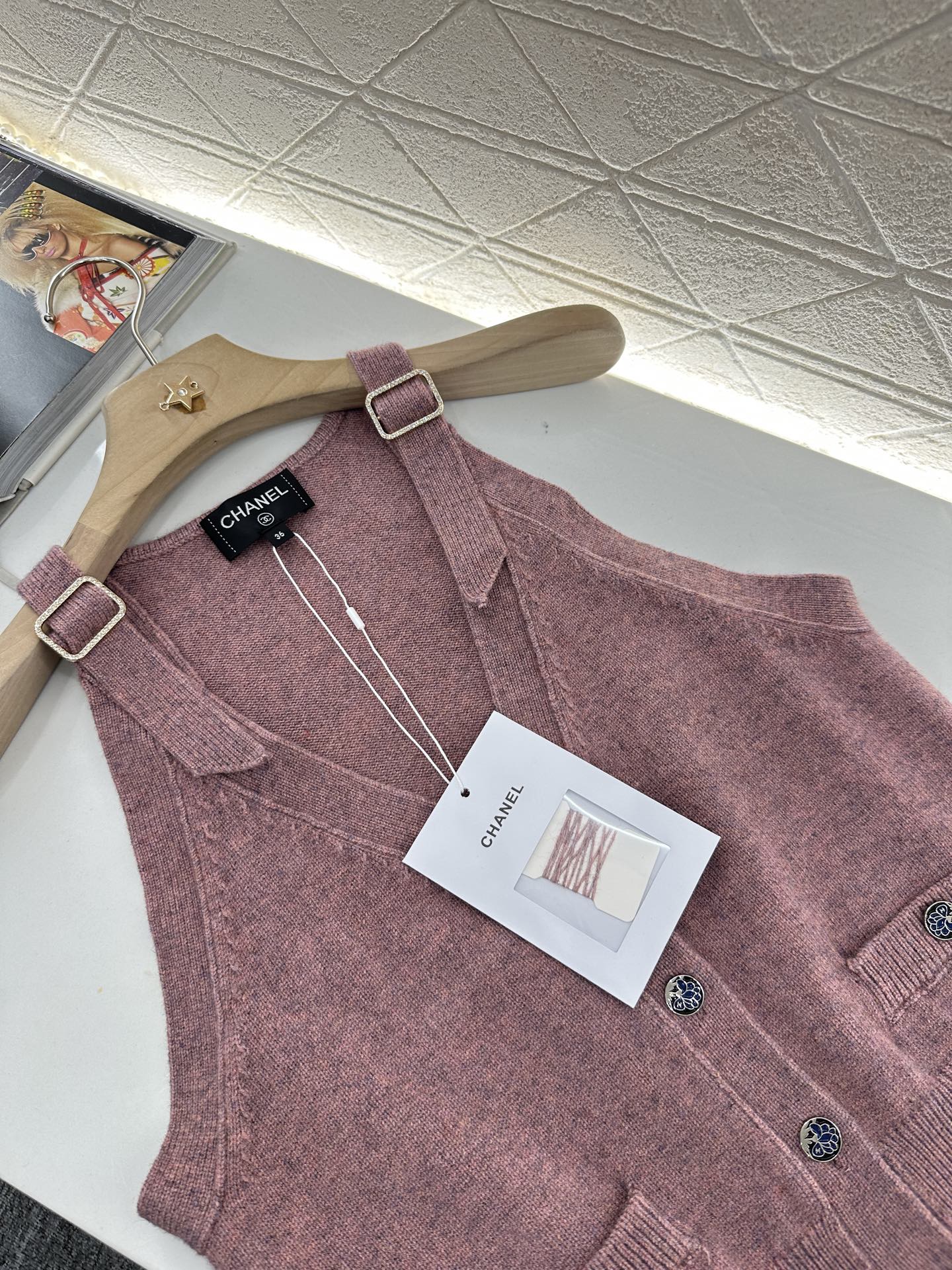 C 2025 new style new buckle knitted vest