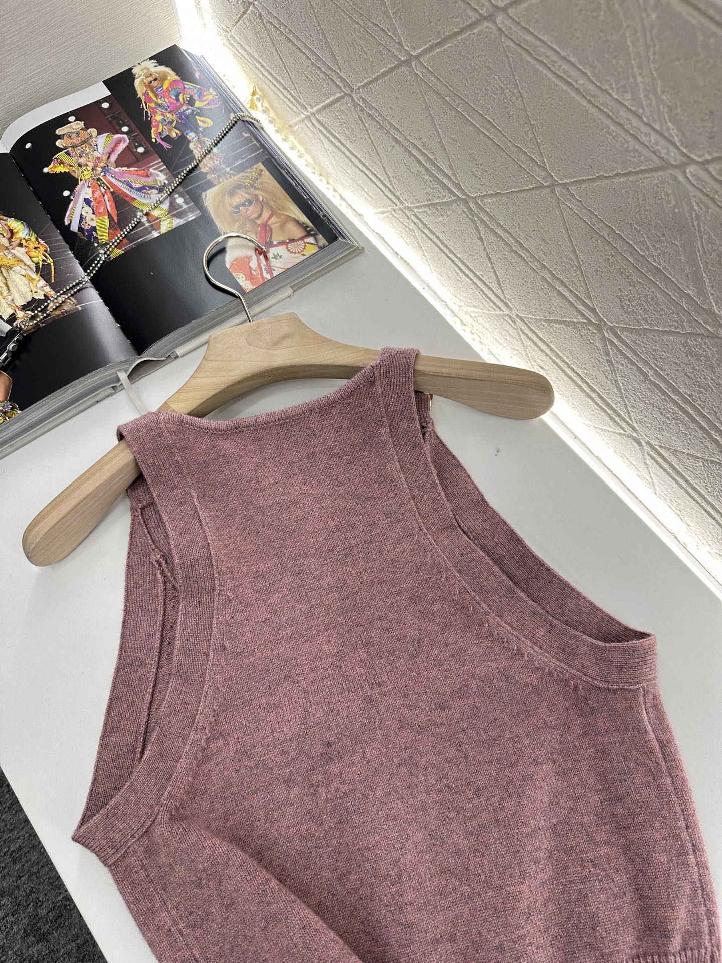 C 2025 new style new buckle knitted vest