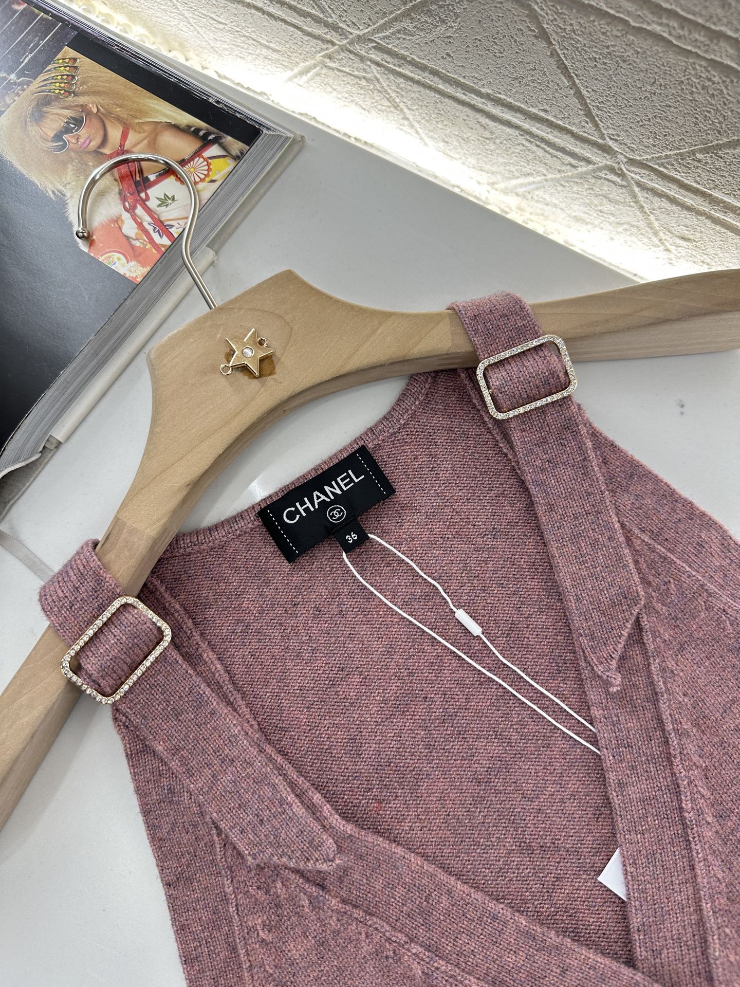 C 2025 new style new buckle knitted vest