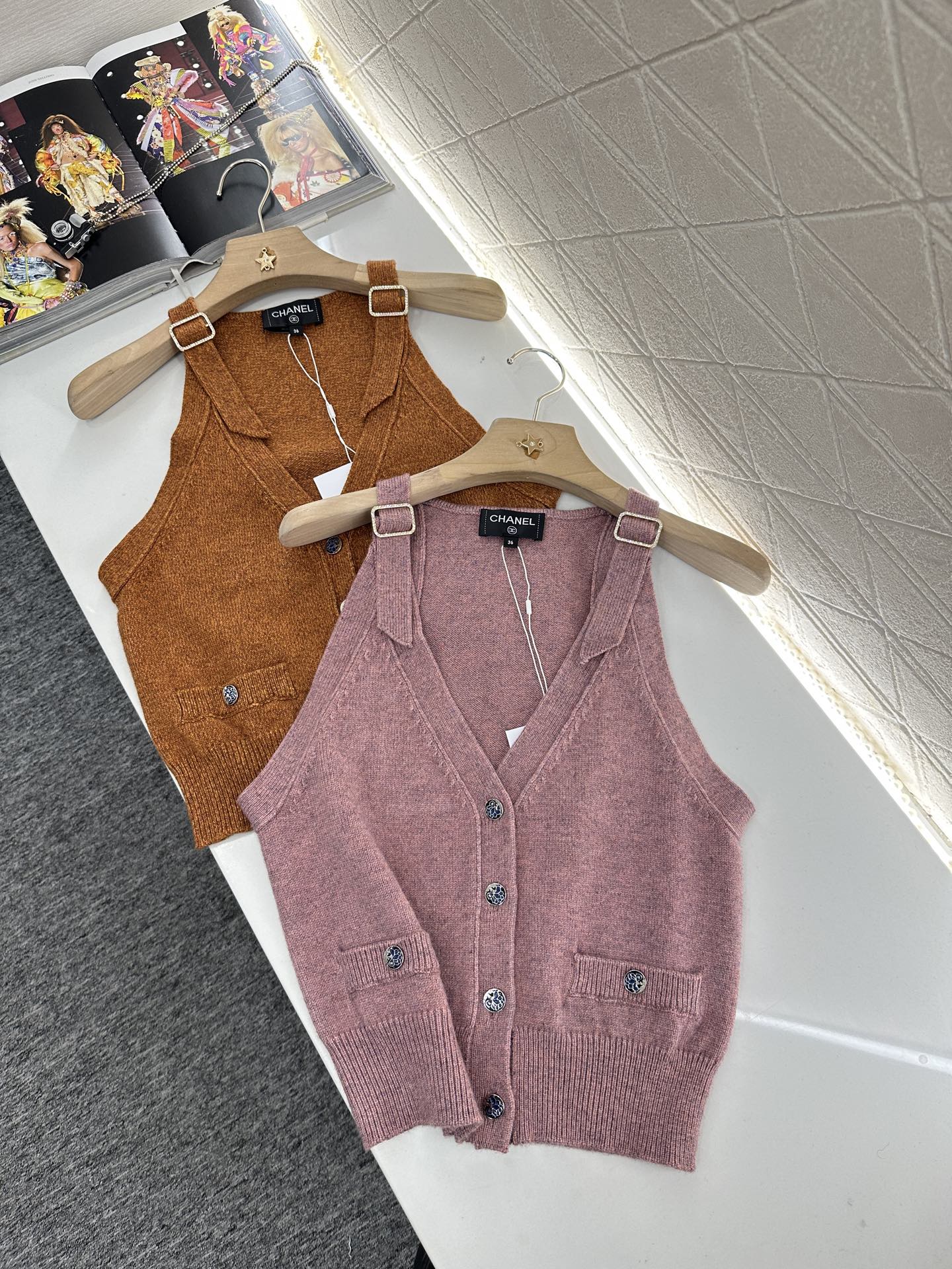 C 2025 new style new buckle knitted vest