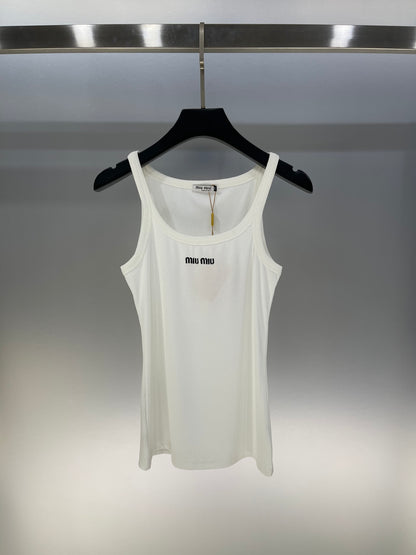 D 25 New embroidery, small logo, simple undershirt.