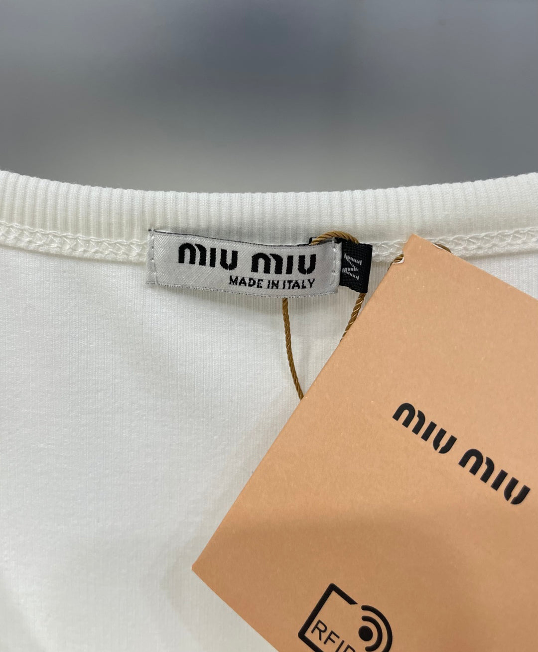 D 25 New embroidery, small logo, simple undershirt.