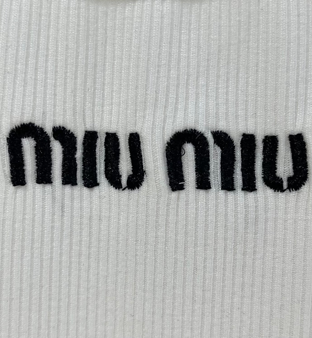 D 25 New embroidery, small logo, simple undershirt.