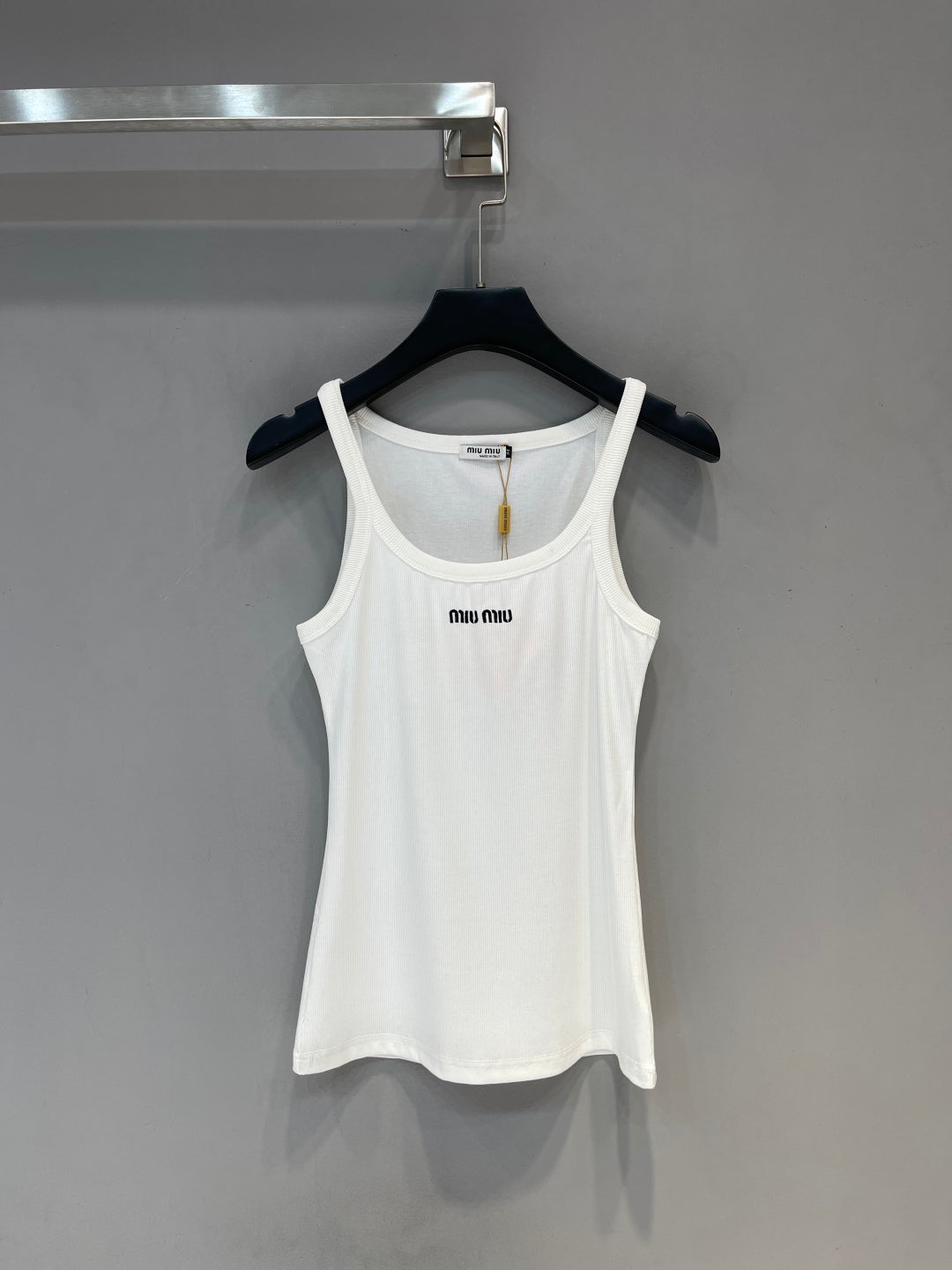 D 25 New embroidery, small logo, simple undershirt.