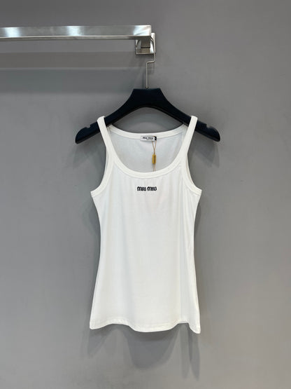 D 25 New embroidery, small logo, simple undershirt.