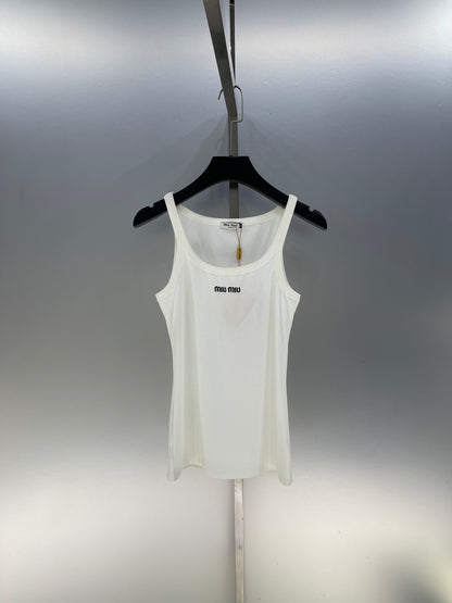 D 25 New embroidery, small logo, simple undershirt.