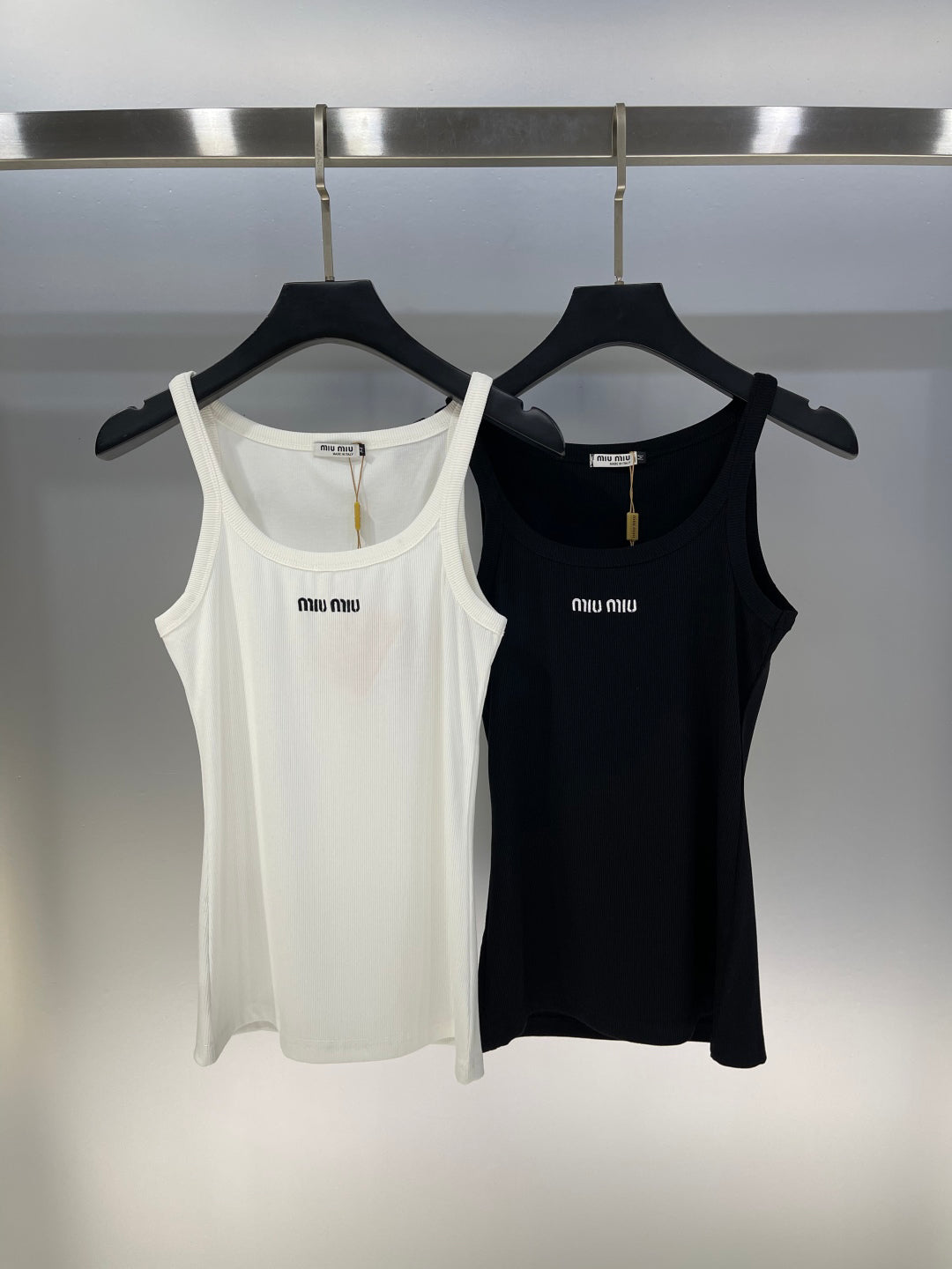 D 25 New embroidery, small logo, simple undershirt.