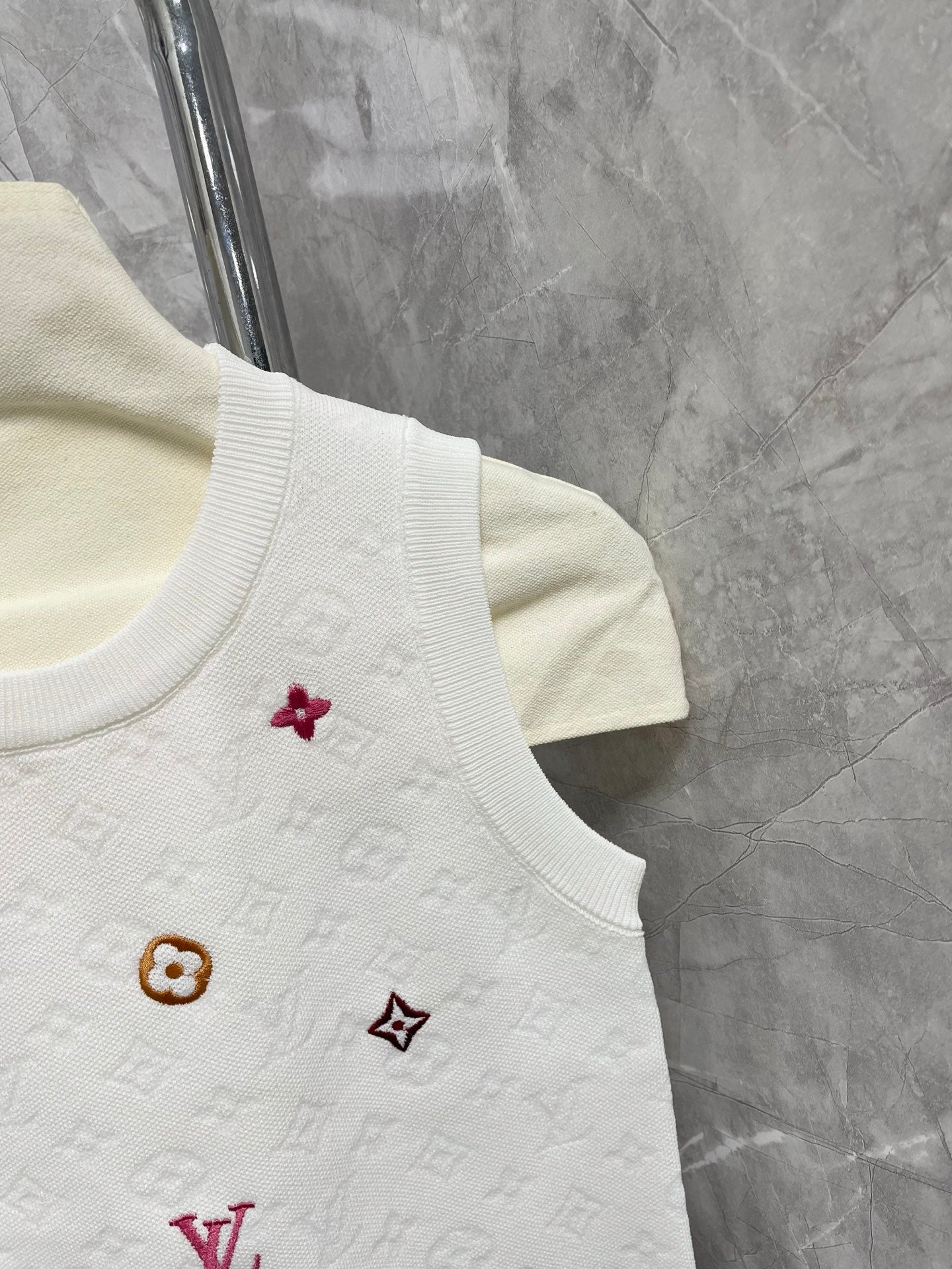 L 25 Early Spring New Round Neck Letter Logo Embroidery Knitted Vest
