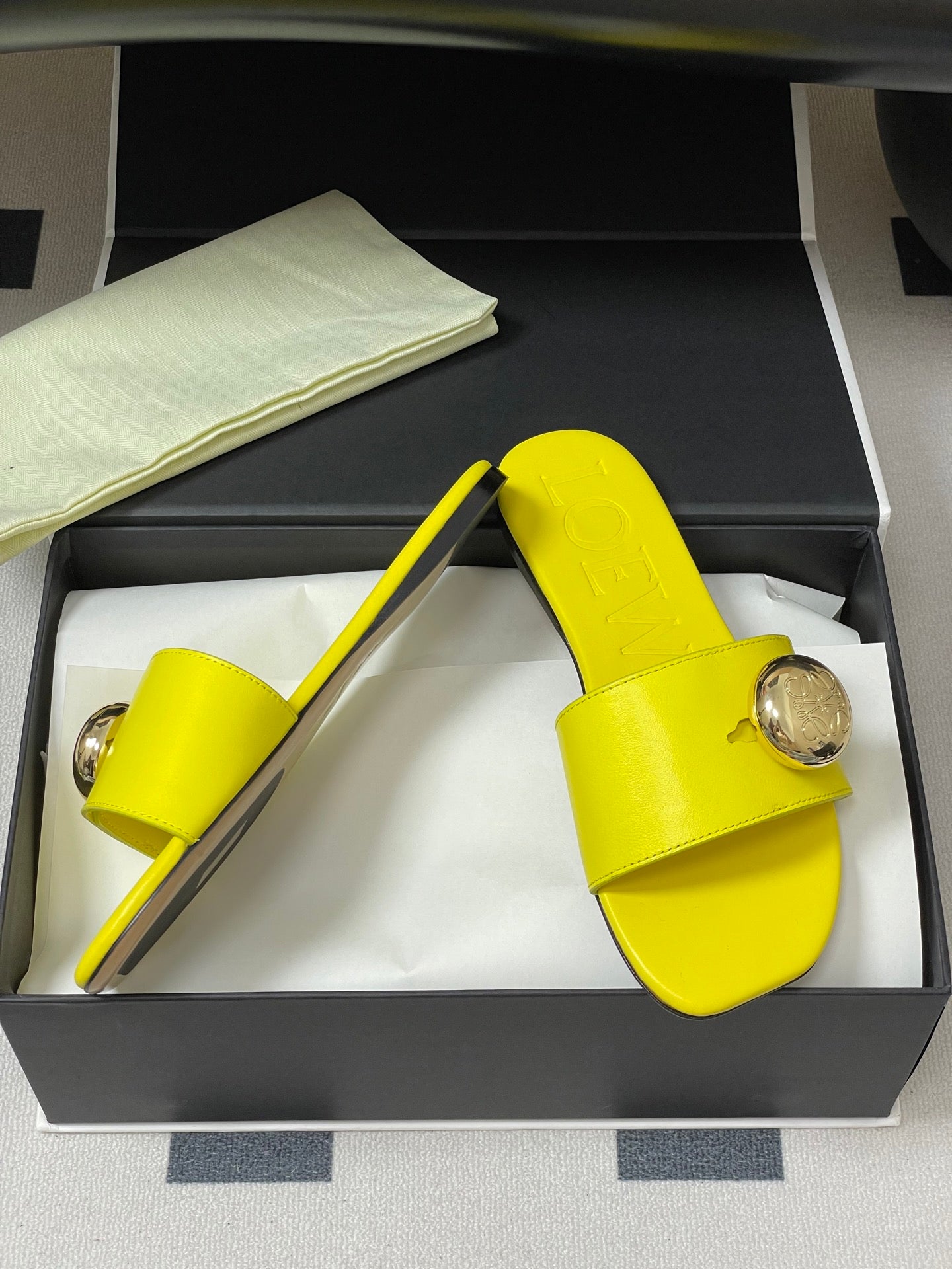 25ss Spring and Summer New Small Golden Ball Slippers