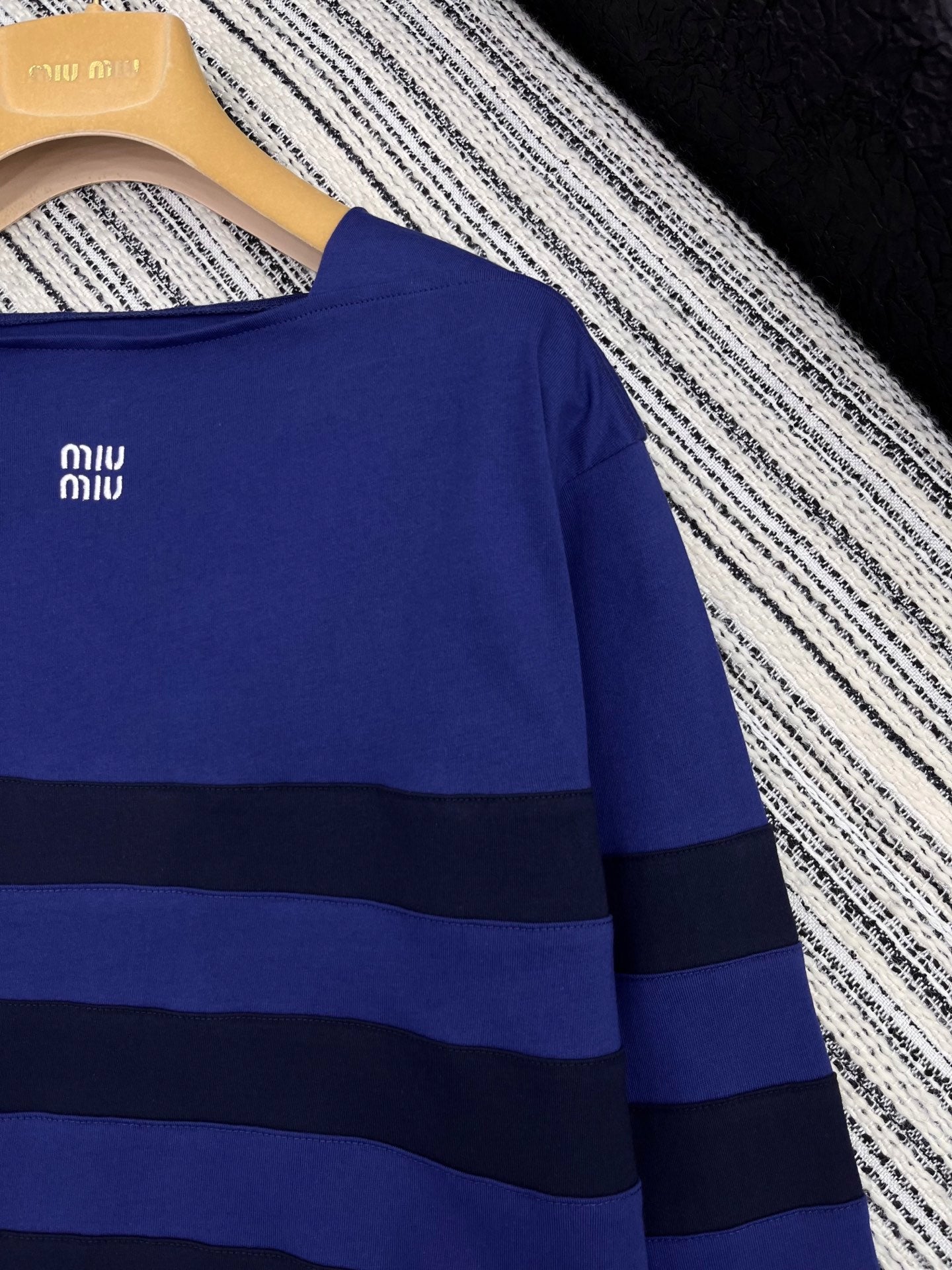 25 Autumn New Square Neck Embroidered Striped Long Sleeve T-shirt