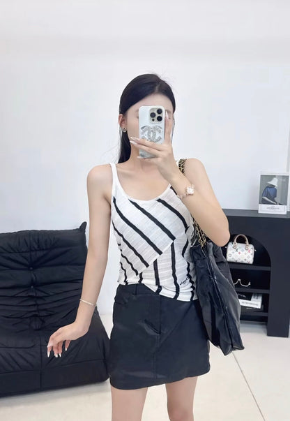 D 25 Early Autumn New Fake Two-piece Spliced Diagonal Striped Vest