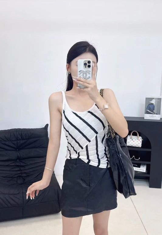D 25 Early Autumn New Fake Two-piece Spliced Diagonal Striped Vest