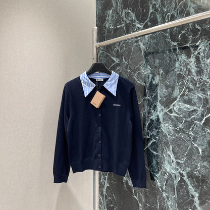 M 25 Frühherbst Neue Strickjacke mit kontrastfarbenem Streifenkragen 