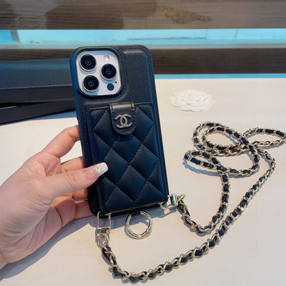 Die Handyhülle verfügt über einen Ringverschluss für Kartenhalter und kann crossbody getragen werden