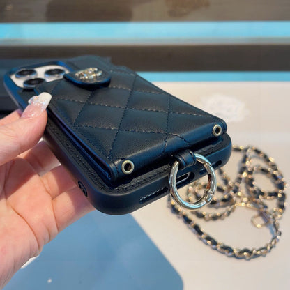 Die Handyhülle verfügt über einen Ringverschluss für Kartenhalter und kann crossbody getragen werden