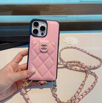 Die Handyhülle verfügt über einen Ringverschluss für Kartenhalter und kann crossbody getragen werden