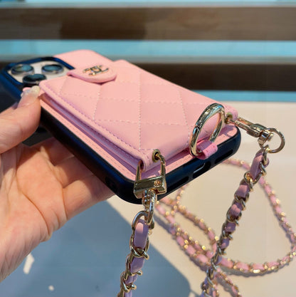 Die Handyhülle verfügt über einen Ringverschluss für Kartenhalter und kann crossbody getragen werden