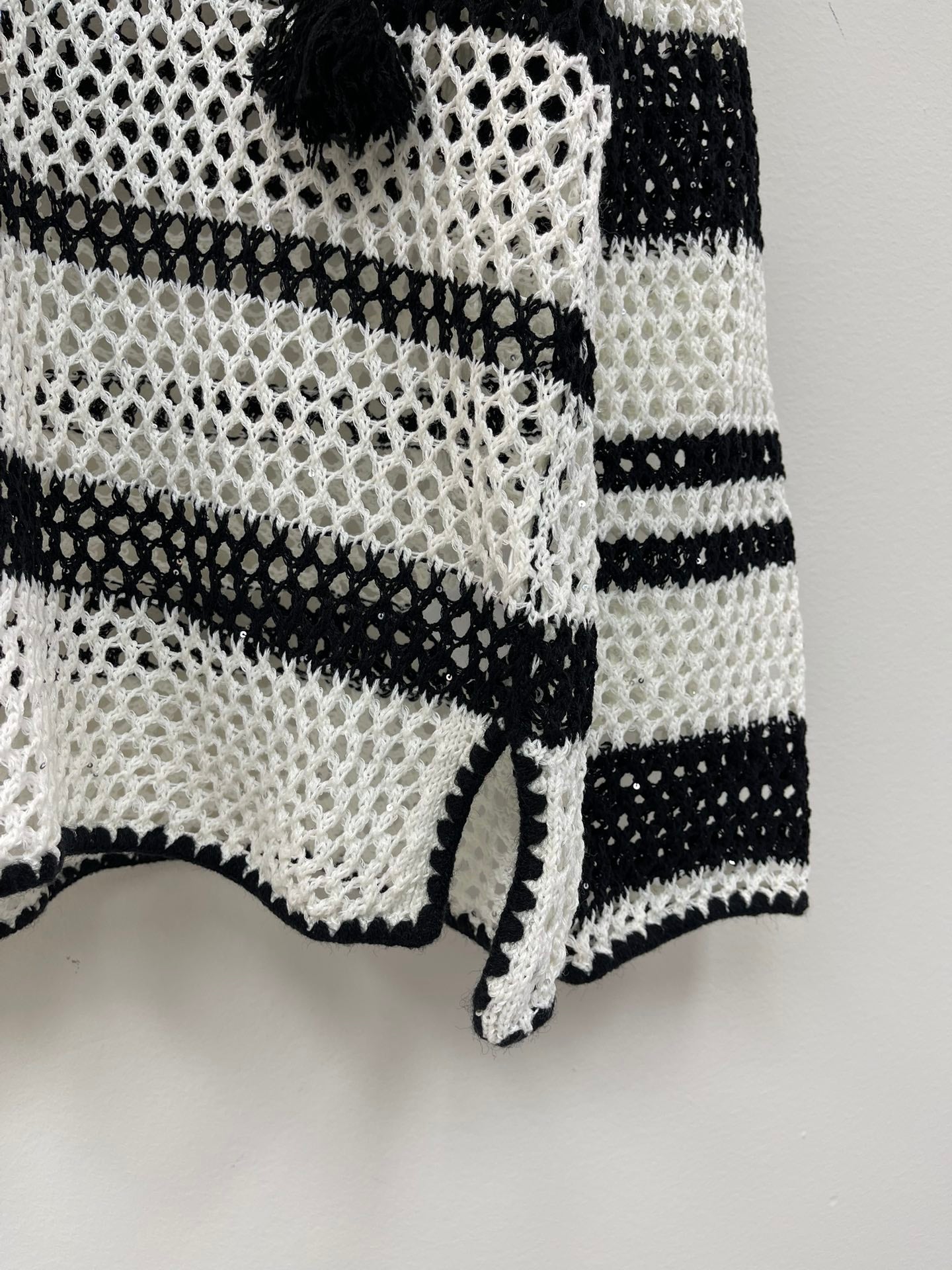 CE 25 early autumn new style long-sleeved knitted top with bandages and stripes!