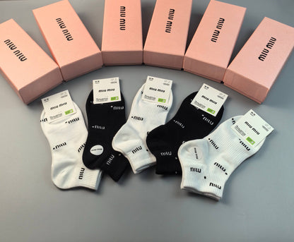 New jacquard letter socks