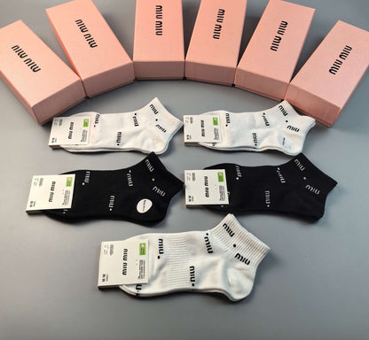 New jacquard letter socks