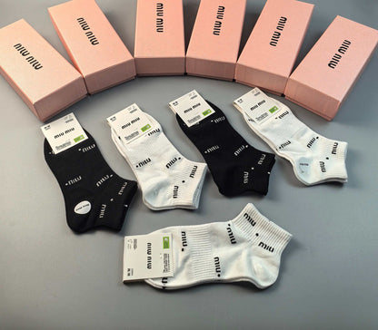 New jacquard letter socks