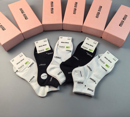 New jacquard letter socks