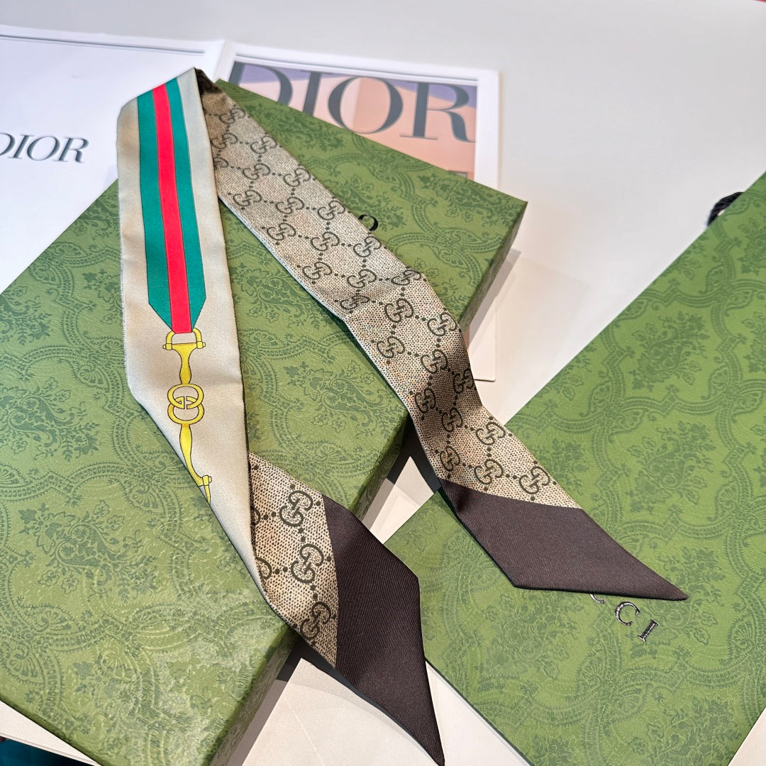 Classic belt with gold lock and letter scarf