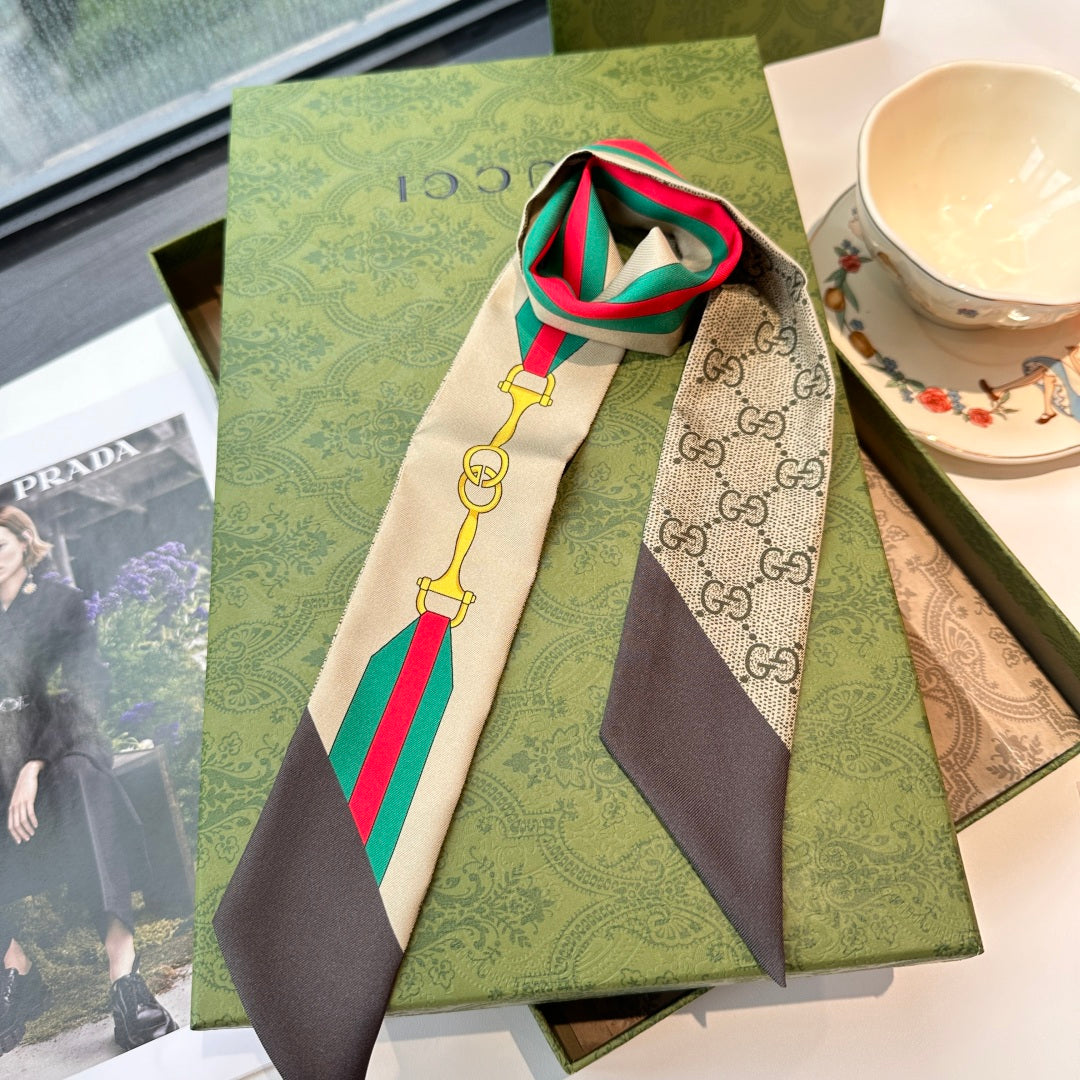 Classic belt with gold lock and letter scarf