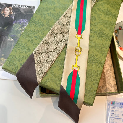 Classic belt with gold lock and letter scarf
