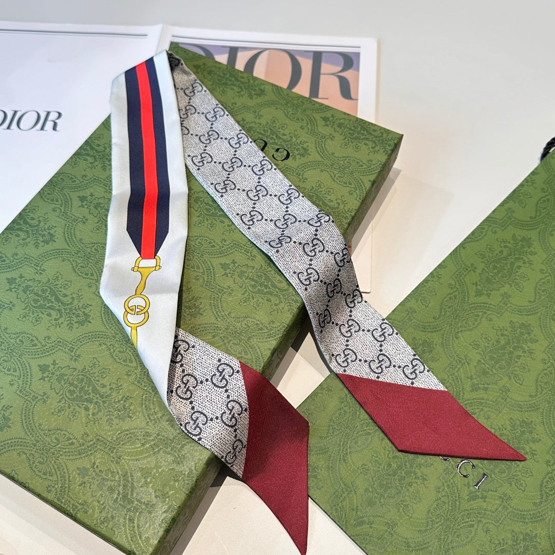 Classic belt with gold lock and letter scarf