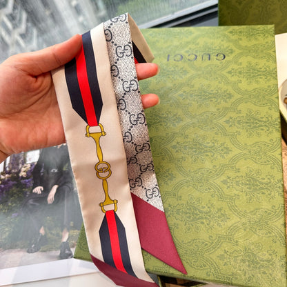 Classic belt with gold lock and letter scarf