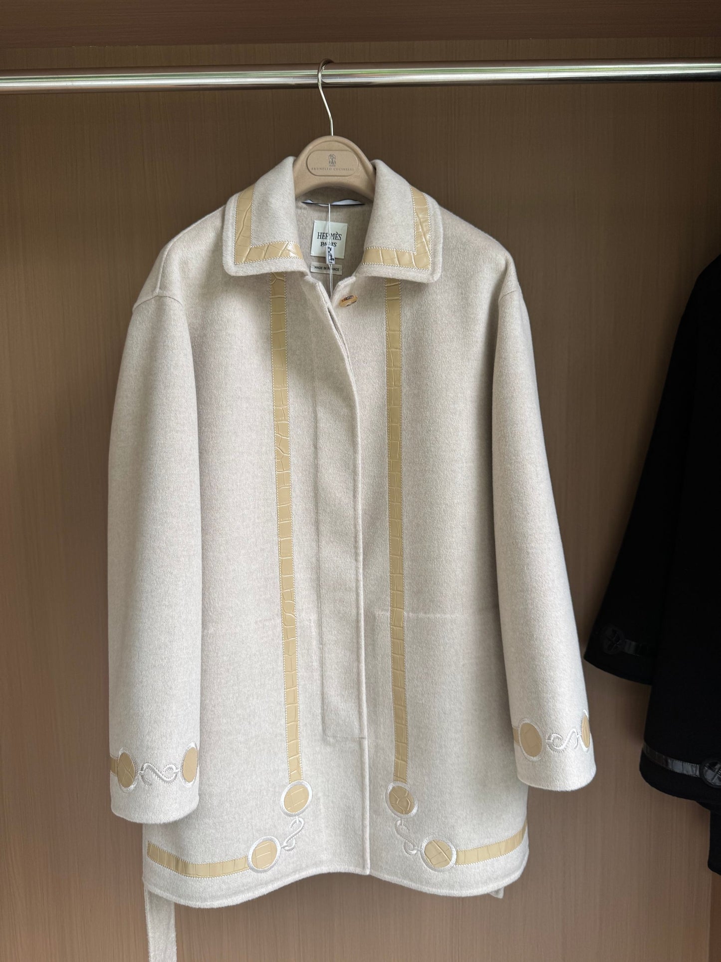 He 25FW Double-sided pure cashmere coat with saddle embroidery and leather design