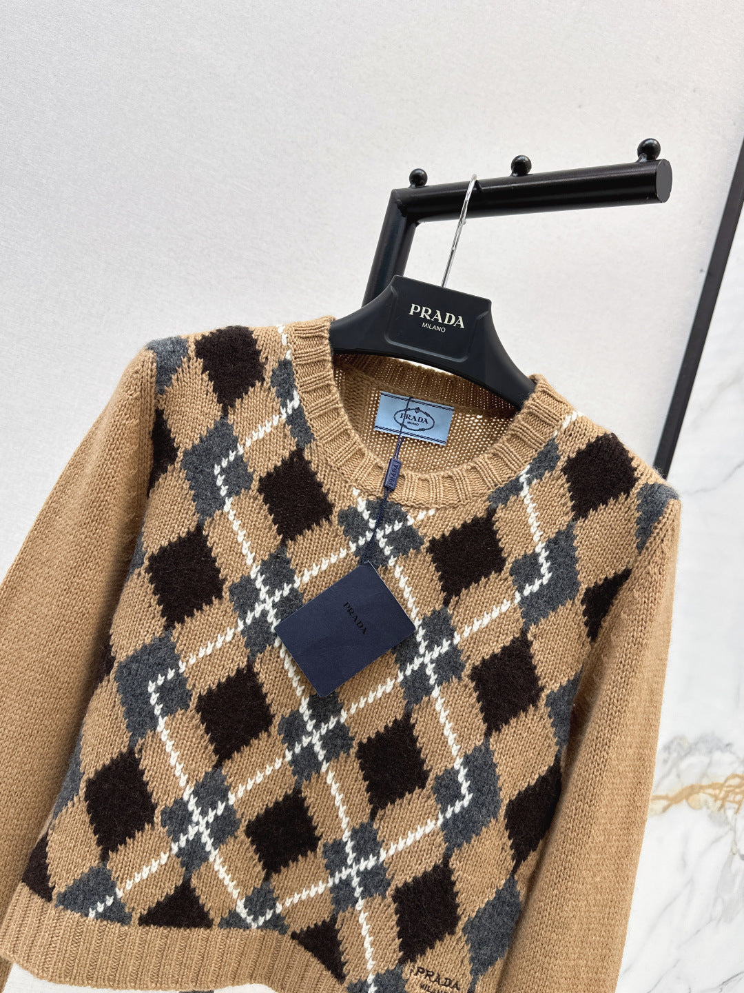 P 25 College style diamond plaid long sleeved sweater