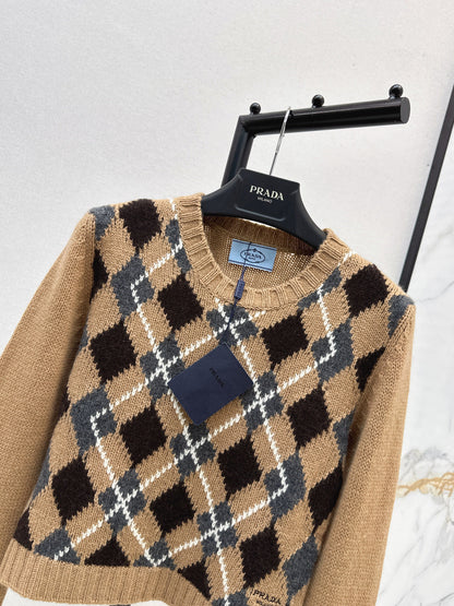 P 25 College style diamond plaid long sleeved sweater