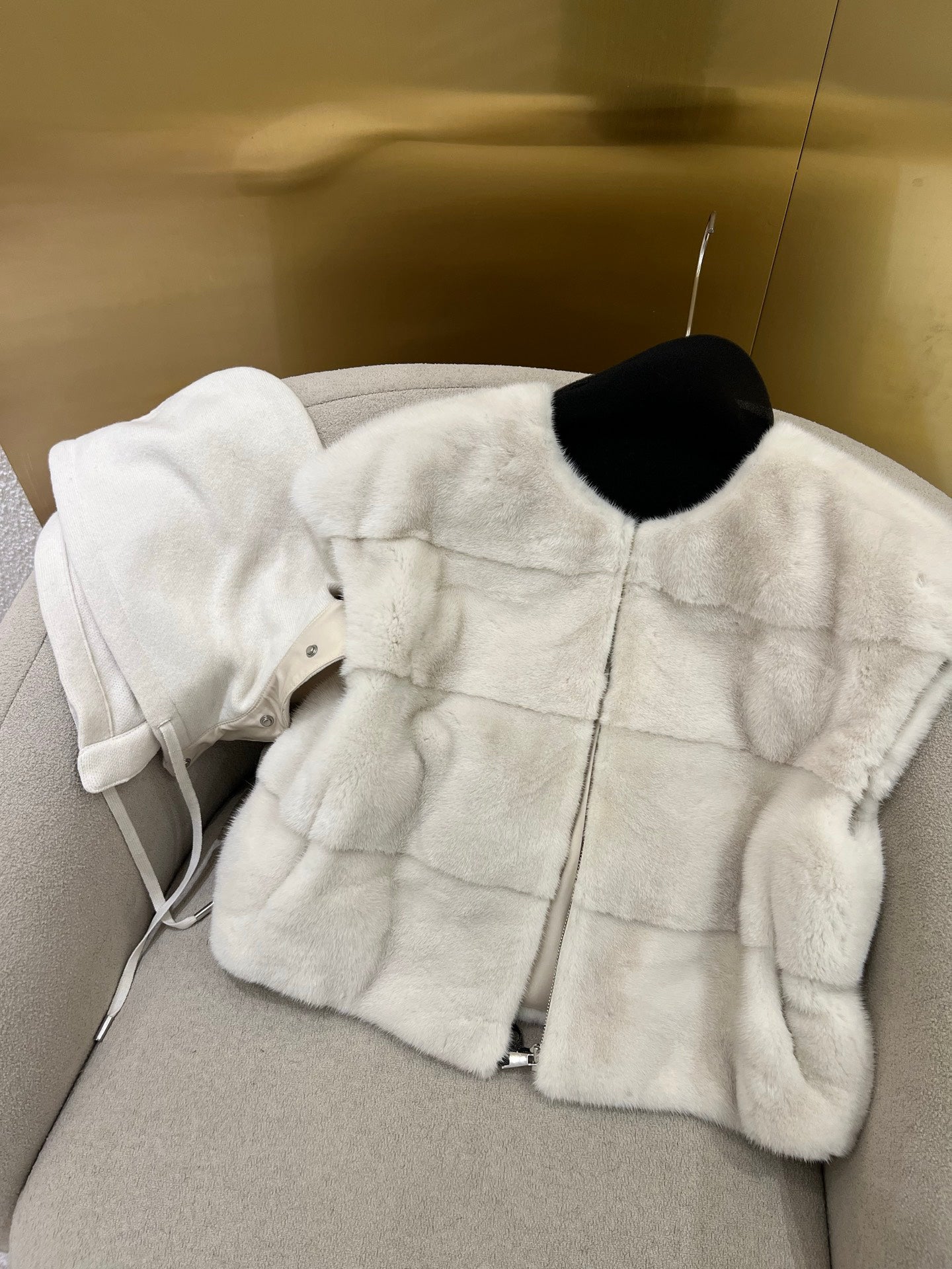Bru 25 Noble and luxurious Mink Hooded Vest