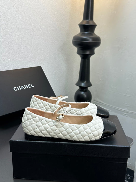 C 25 Diamond-patterned Mary Jane square-toe flats