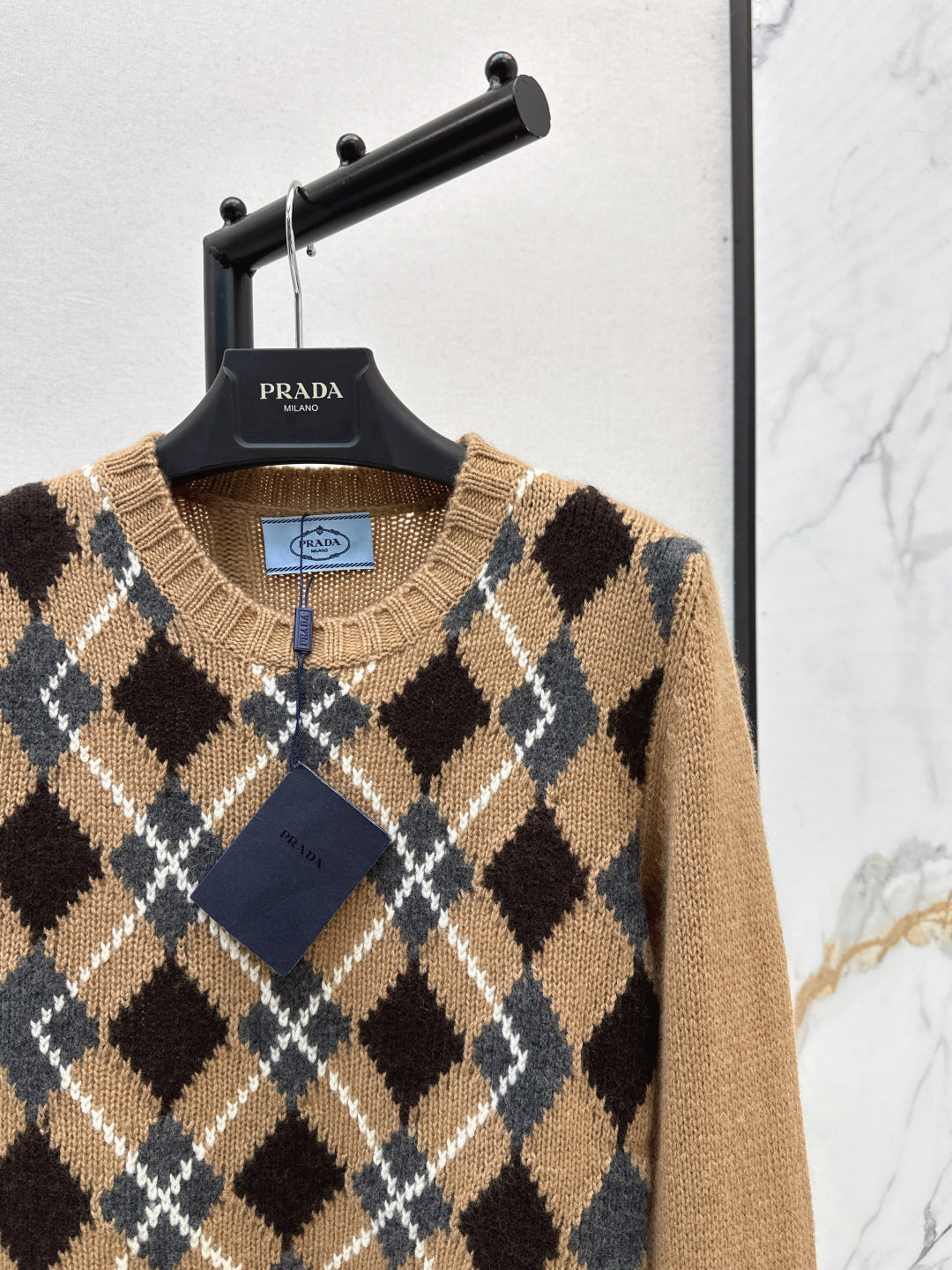 P 25 College style diamond plaid long sleeved sweater