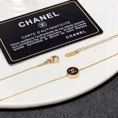 C 25 The latest steel color-retaining black and white necklace.