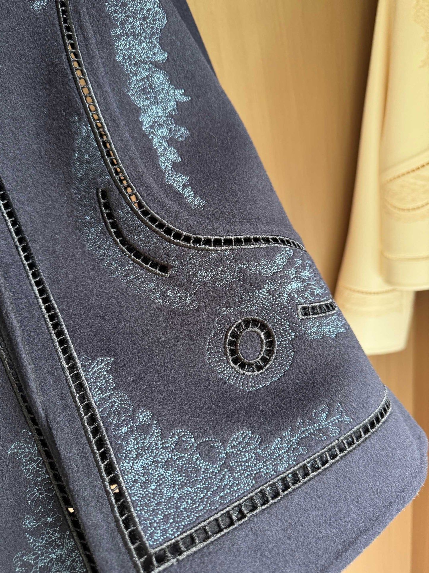 He 25 Embroidered cashmere jacket