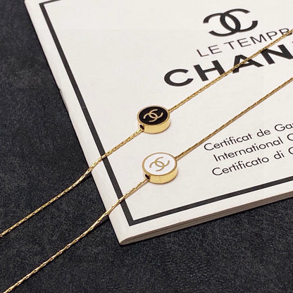 C 25 The latest steel color-retaining black and white necklace.