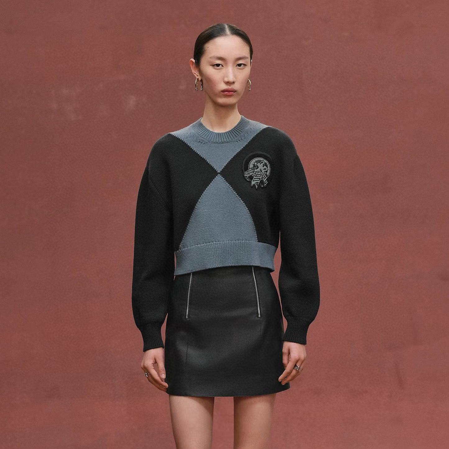 He 25 Two tone spliced short pullover sweater