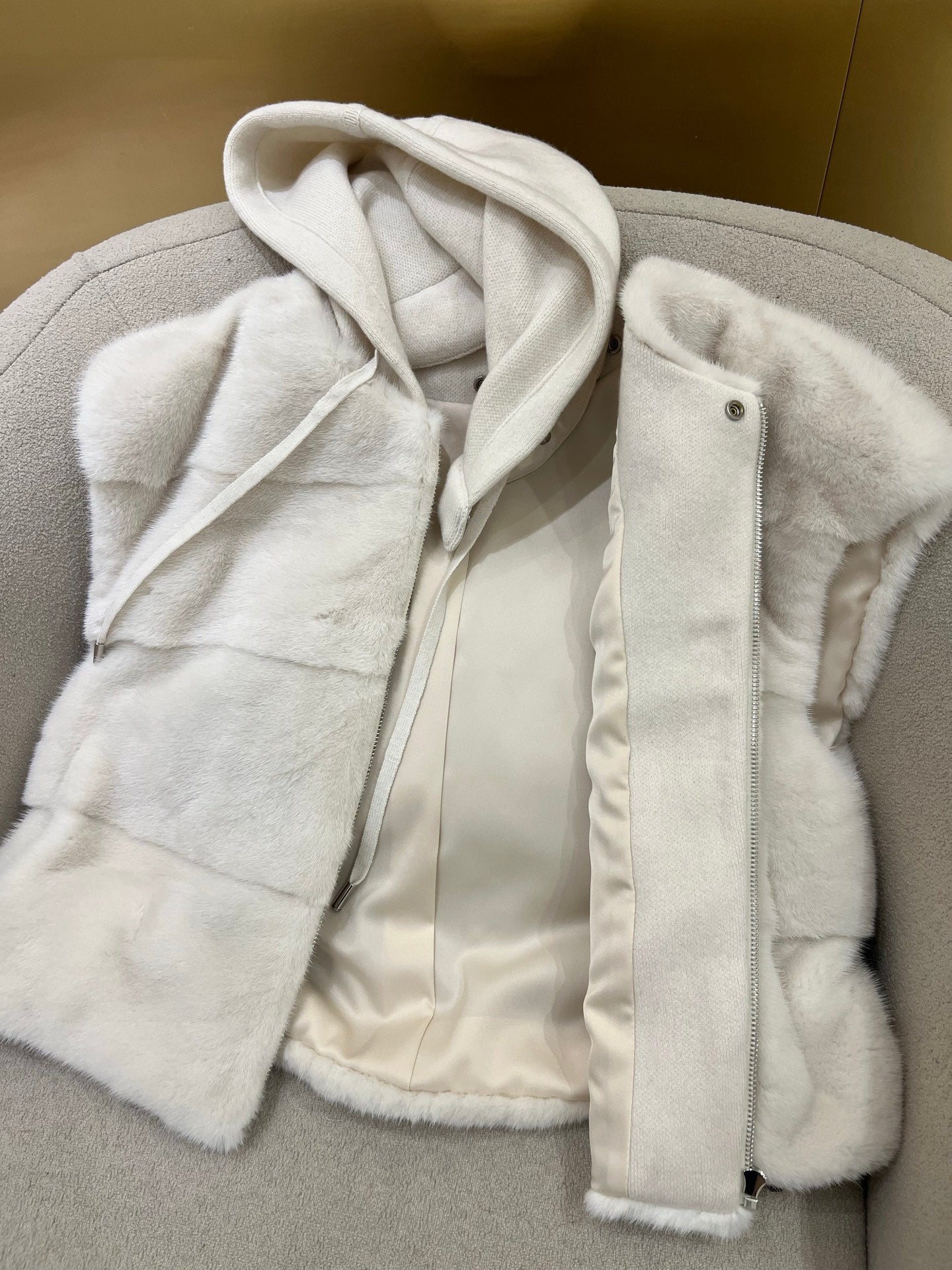 Bru 25 Noble and luxurious Mink Hooded Vest