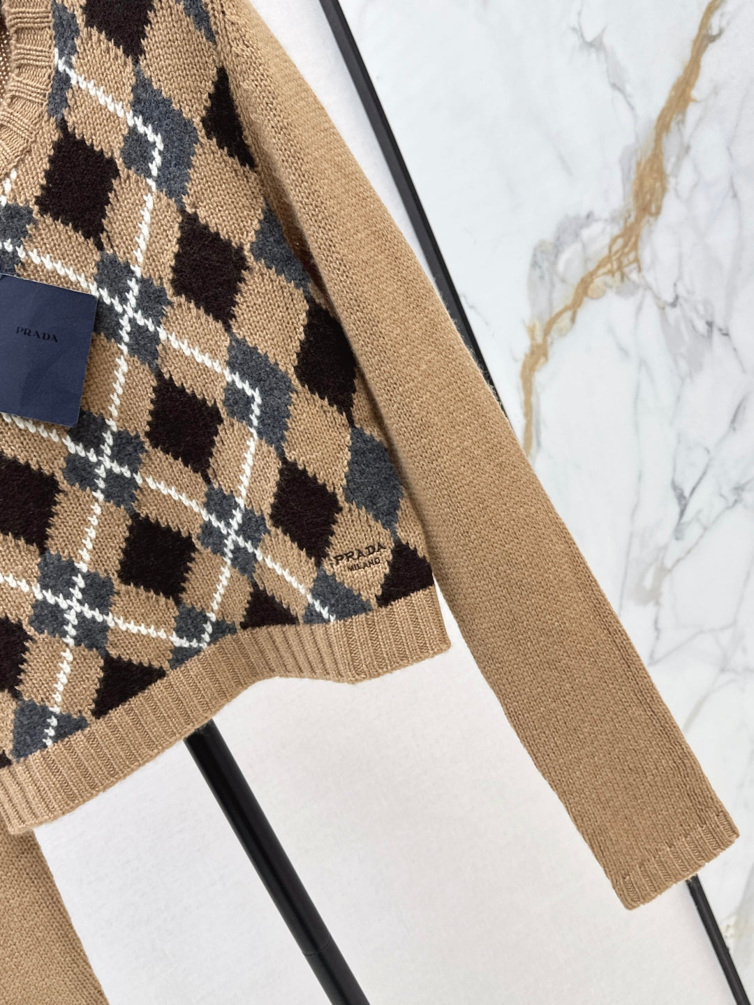 P 25 College style diamond plaid long sleeved sweater