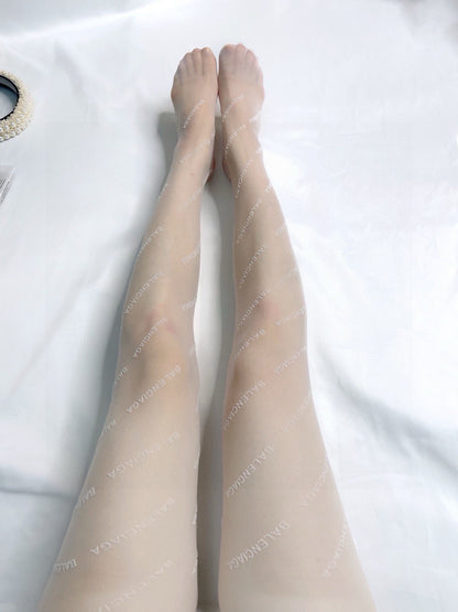 B Classic flocked letter stockings