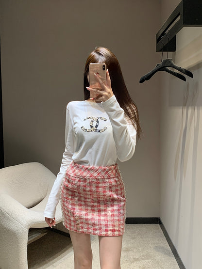 C 25 Red and white checked tweed beaded skirt