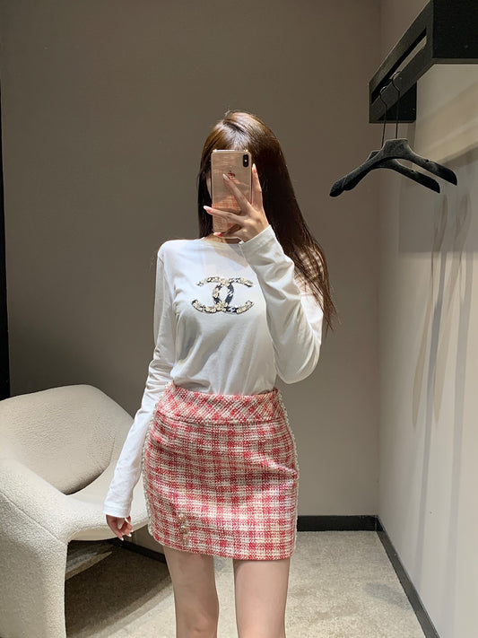 C 25 Red and white checked tweed beaded skirt