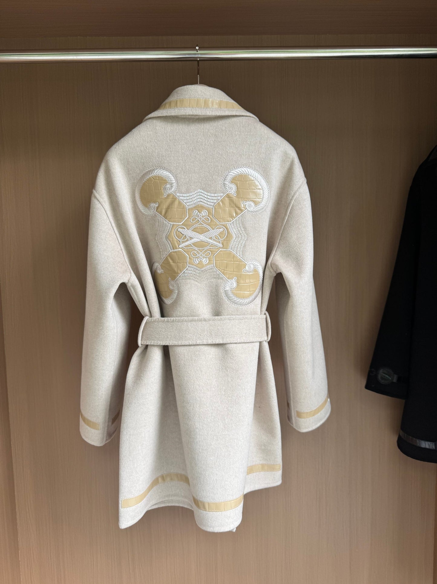 He 25FW Double-sided pure cashmere coat with saddle embroidery and leather design