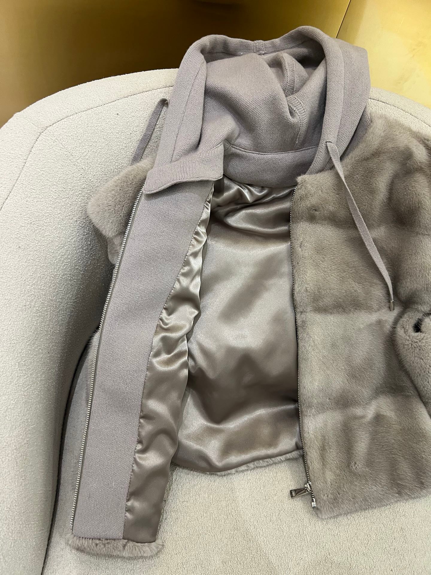 Bru 25 Noble and luxurious Mink Hooded Vest