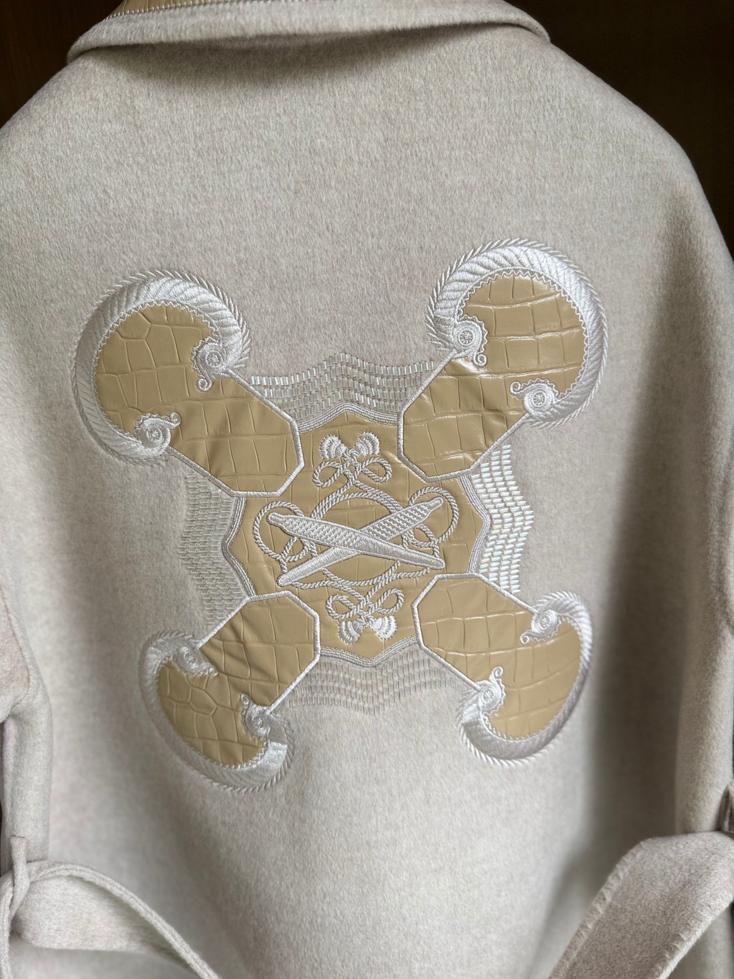 He 25FW Double-sided pure cashmere coat with saddle embroidery and leather design