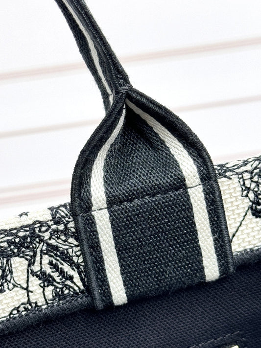 D 25 Embroidered Cowhide White Animal Small Crossbody Tote Bag